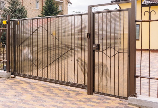 Купить ворота из профлиста с элементами ковки, с металлическими столбами в рамке или под дерево в Узловой от 154260 руб